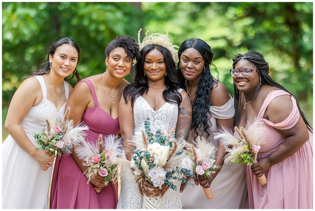 Hornings Hideout wedding bride with bridesmaids