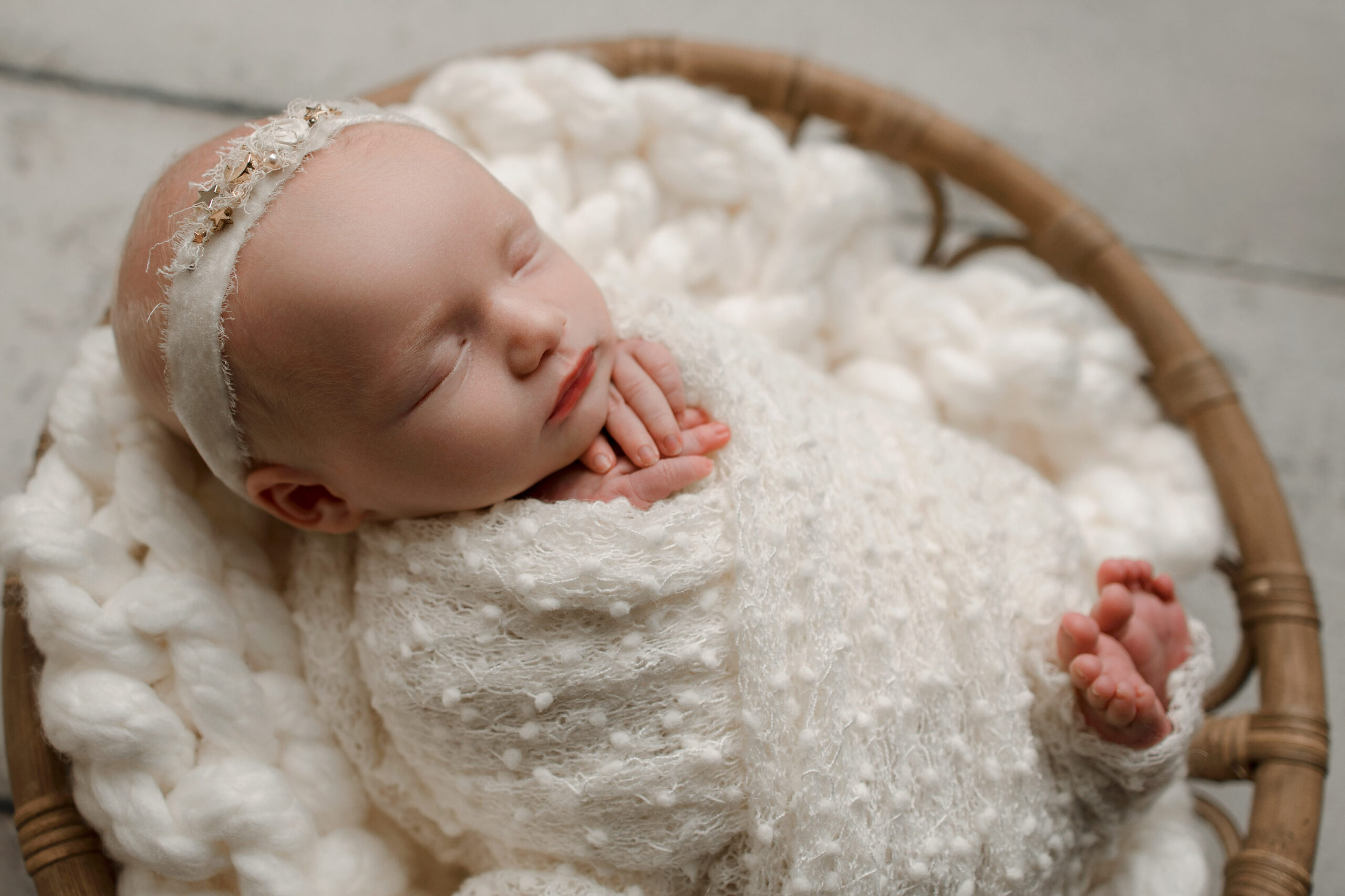 Want a perfect newborn photo like this one? I'm sharing 7 tips just for you.